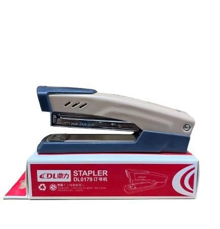 Cosedora metálica DL0179 resistente, ideal para oficina. Color negro, ligera y fácil de usar. Compatible con grapas estándar.