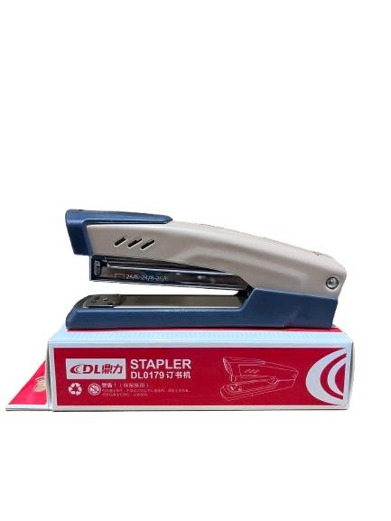 Cosedora metálica DL0179 resistente, ideal para oficina. Color negro, ligera y fácil de usar. Compatible con grapas estándar.